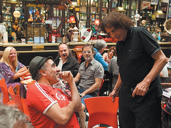 El encuentro se realizó en el Café de las Palabras, donde se dieron cita Dolina, Rep y Urtizberea, entre otros.
