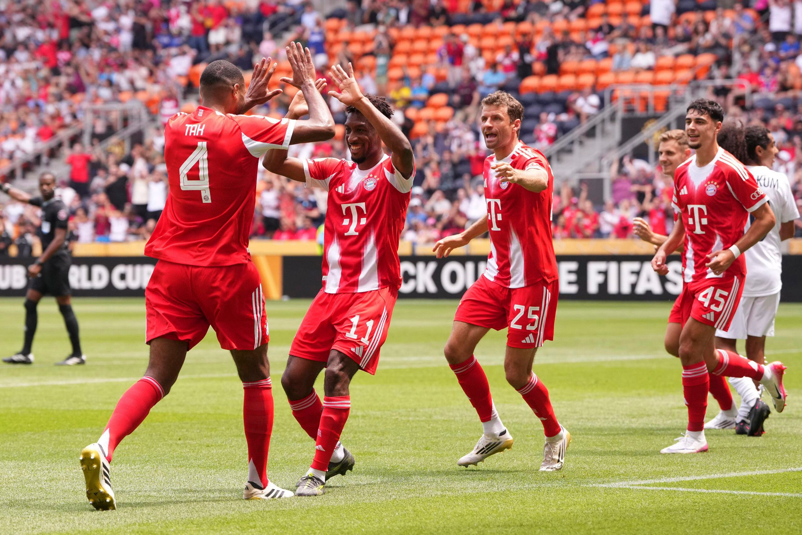 Coman felicita a Tah por la asistencia en el primer gol. Iban seis minutos.