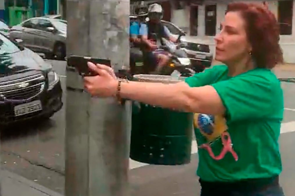 Carla Zambelli apuntando a un simpatizante de Lula.