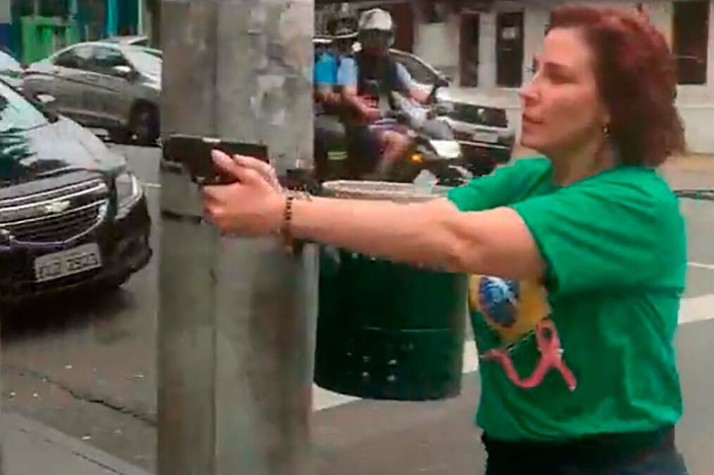 Carla Zambelli apuntando a un simpatizante de Lula.