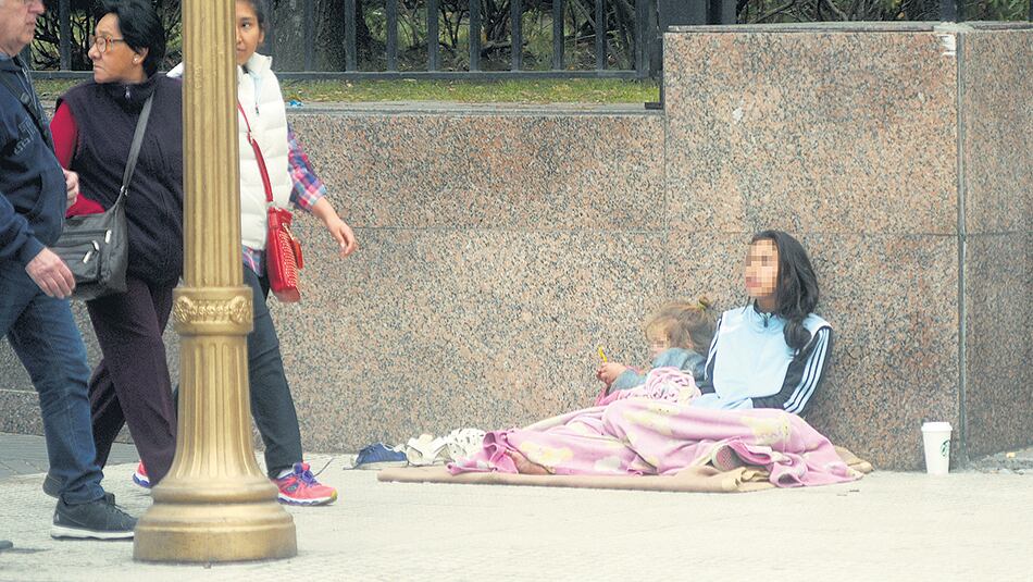 El 51,7 por ciento de los menores vive en hogares pobres en términos monetarios.