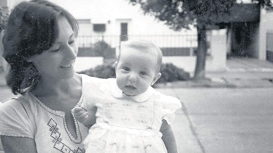 Silvia Suppo y su hija Marina con un vestido que ella misma bordó para su beba estando detenida.