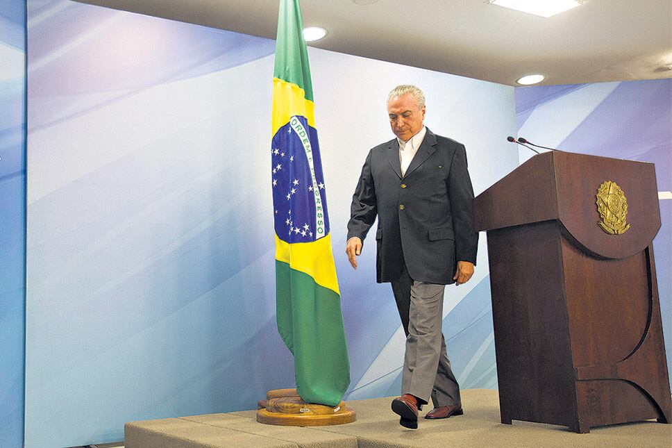 Temer abandona el atril en el Palacio del Planalto, después de su segundo mensaje al país en dos días.