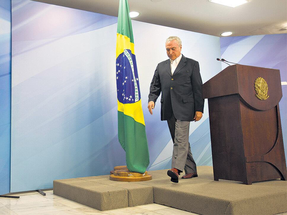 Temer abandona el atril en el Palacio del Planalto, después de su segundo mensaje al país en dos días.