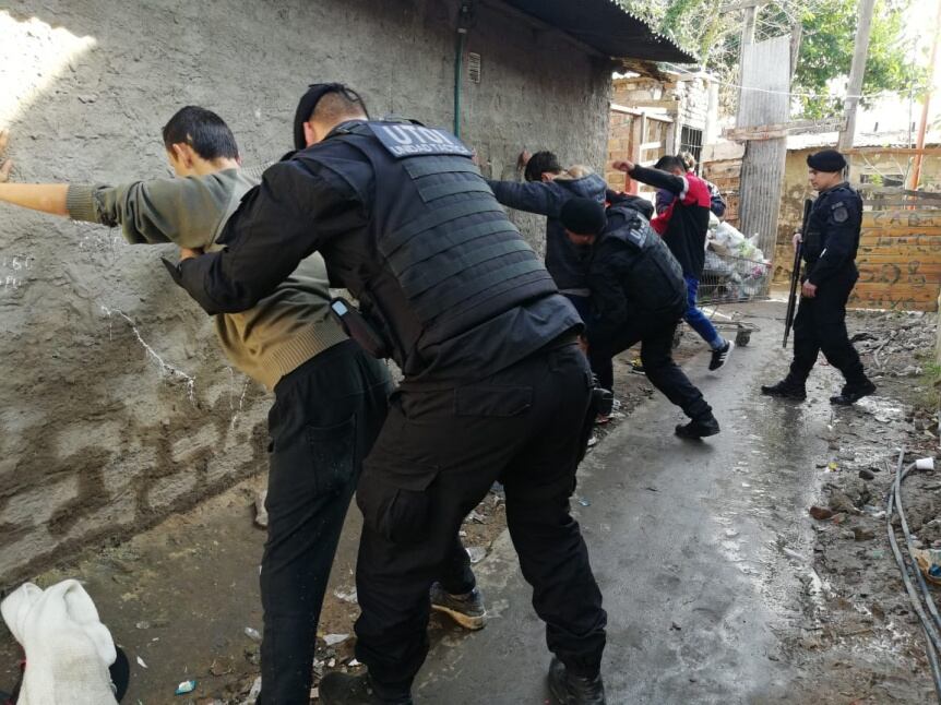 La requisa, con o sin operativo de por medio, es parte del cotidiano en los barrios vulnerados.