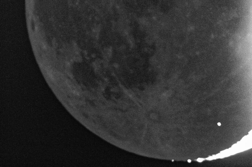 Un meteorito se estrelló en la Luna y produjo un destello lumínico que fue captado por un video desde la Tierra. Foto: @dfuji1