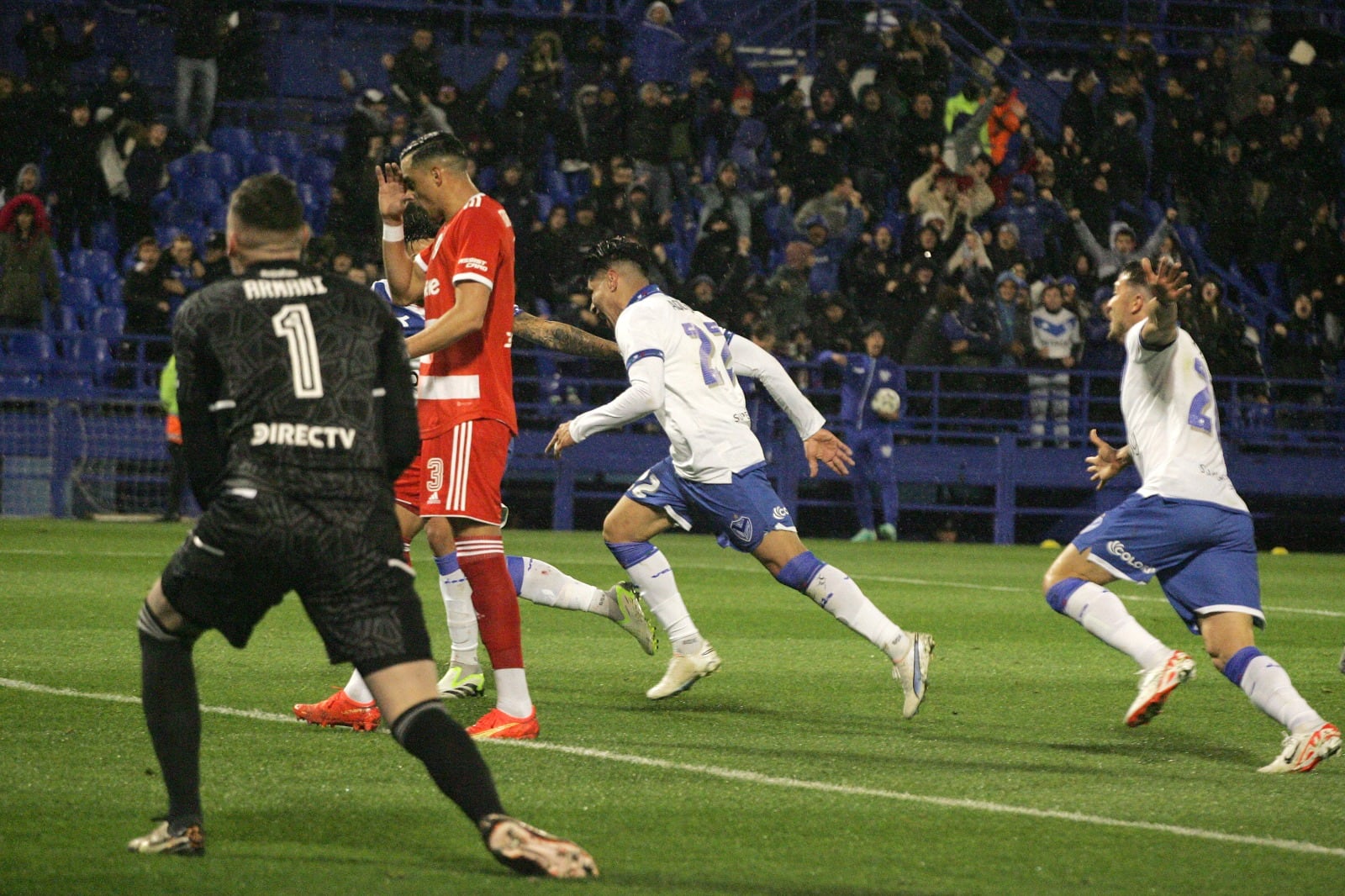 Vélez viene de sorprender a River en el Amalfitani