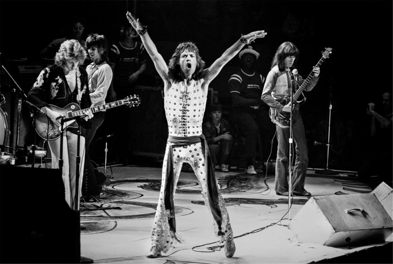 Buena parte del desorden en que vivían los Stones en la época impregna al disco.