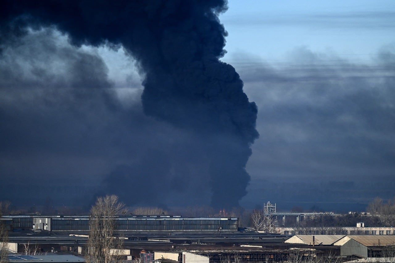 Imagen tras el bombardeo al aeropuerto militar de Chuguyev, cerca de Kiev.