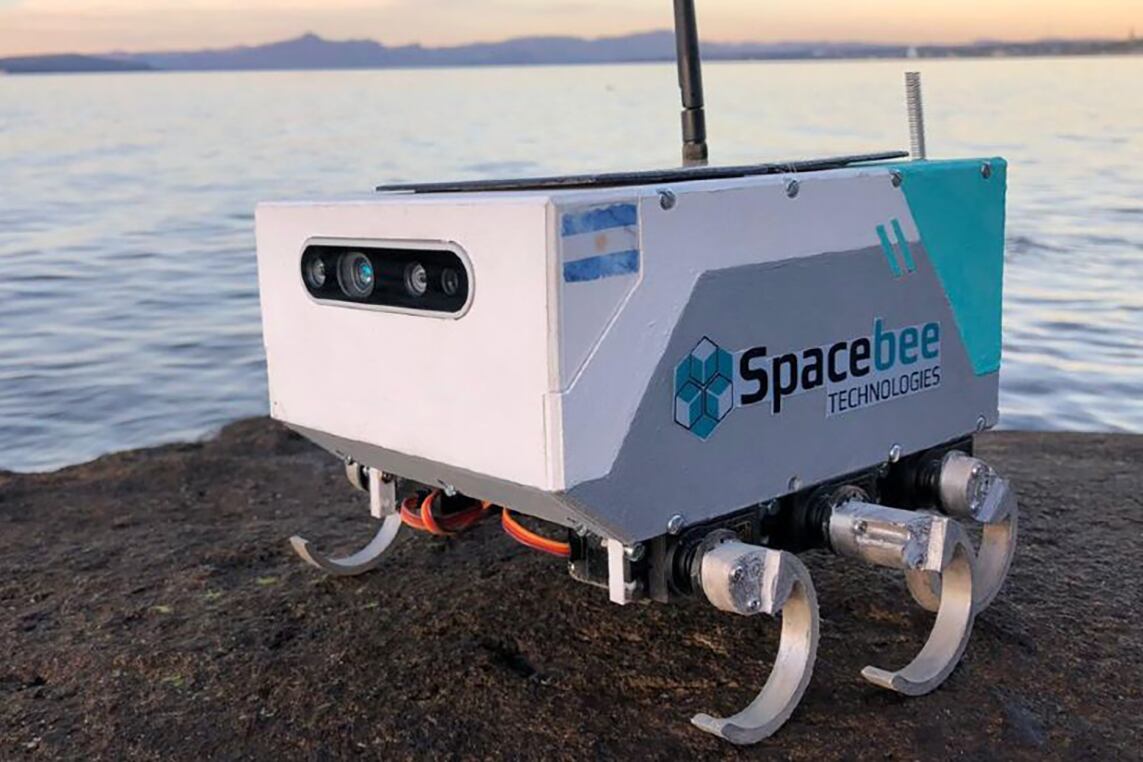 Un rover es un vehículo que explora distintos astros del espacio, como la Luna u otros planetas. 