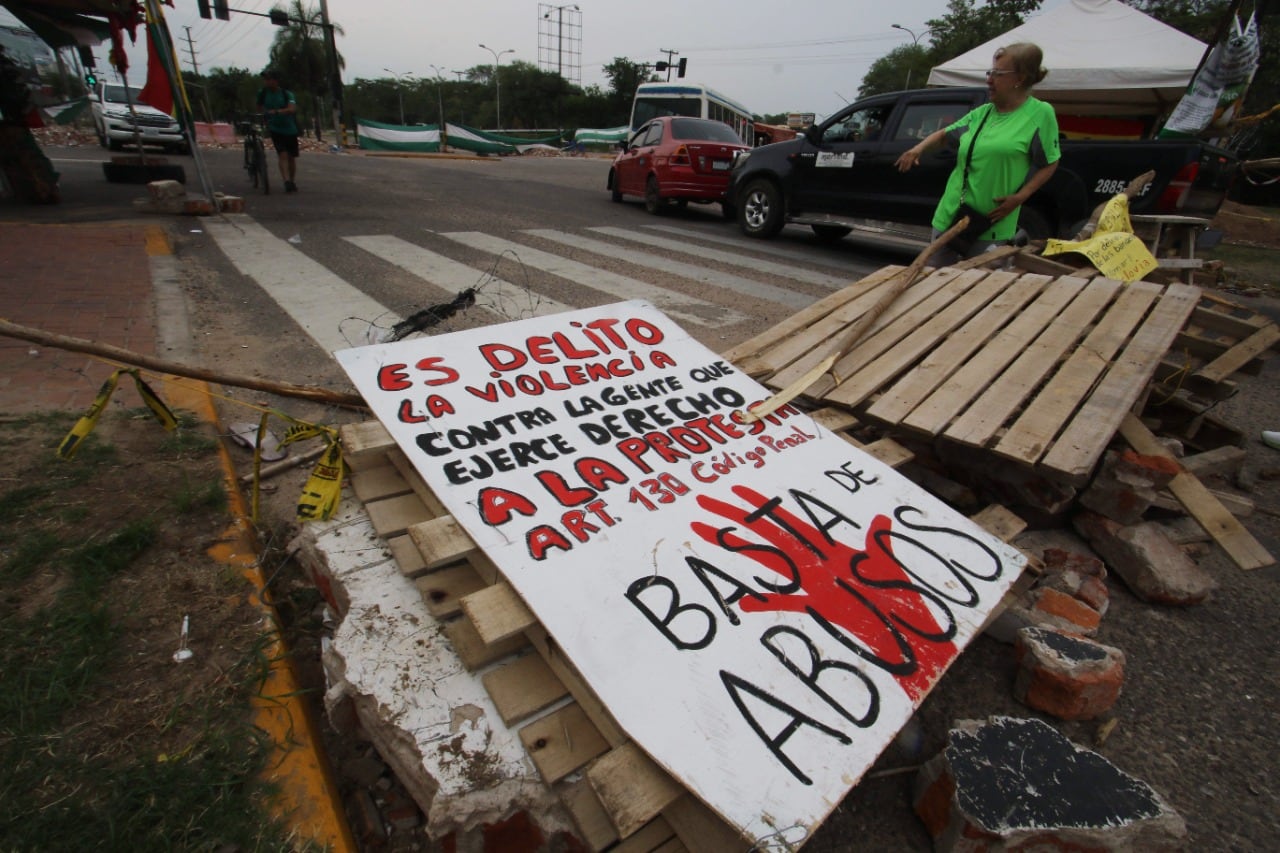 Personas bloquean una vía en Santa Cruz, Bolivia.