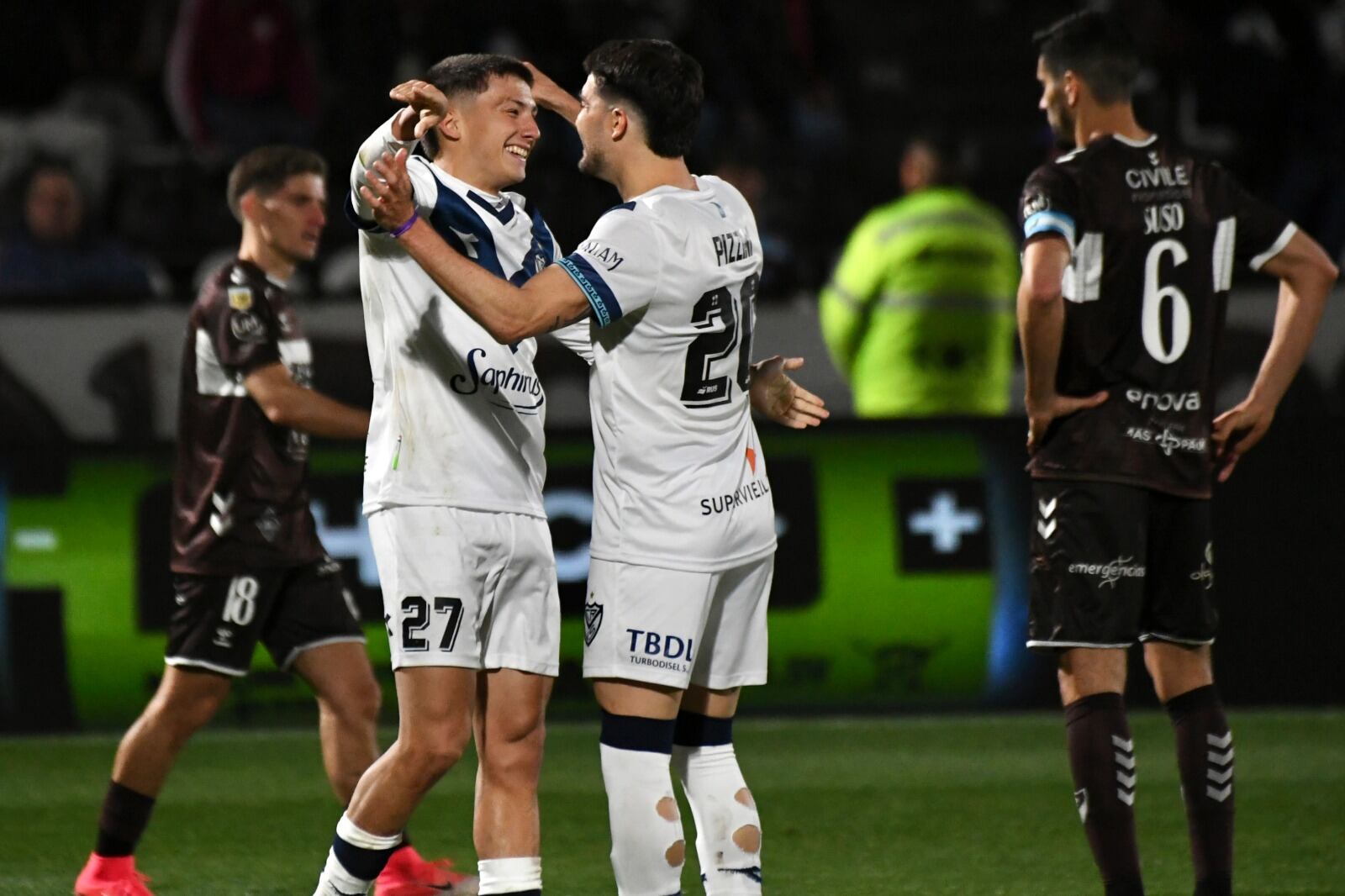 Thiago Fernández festeja con Pizzini el primer gol de Vélez.