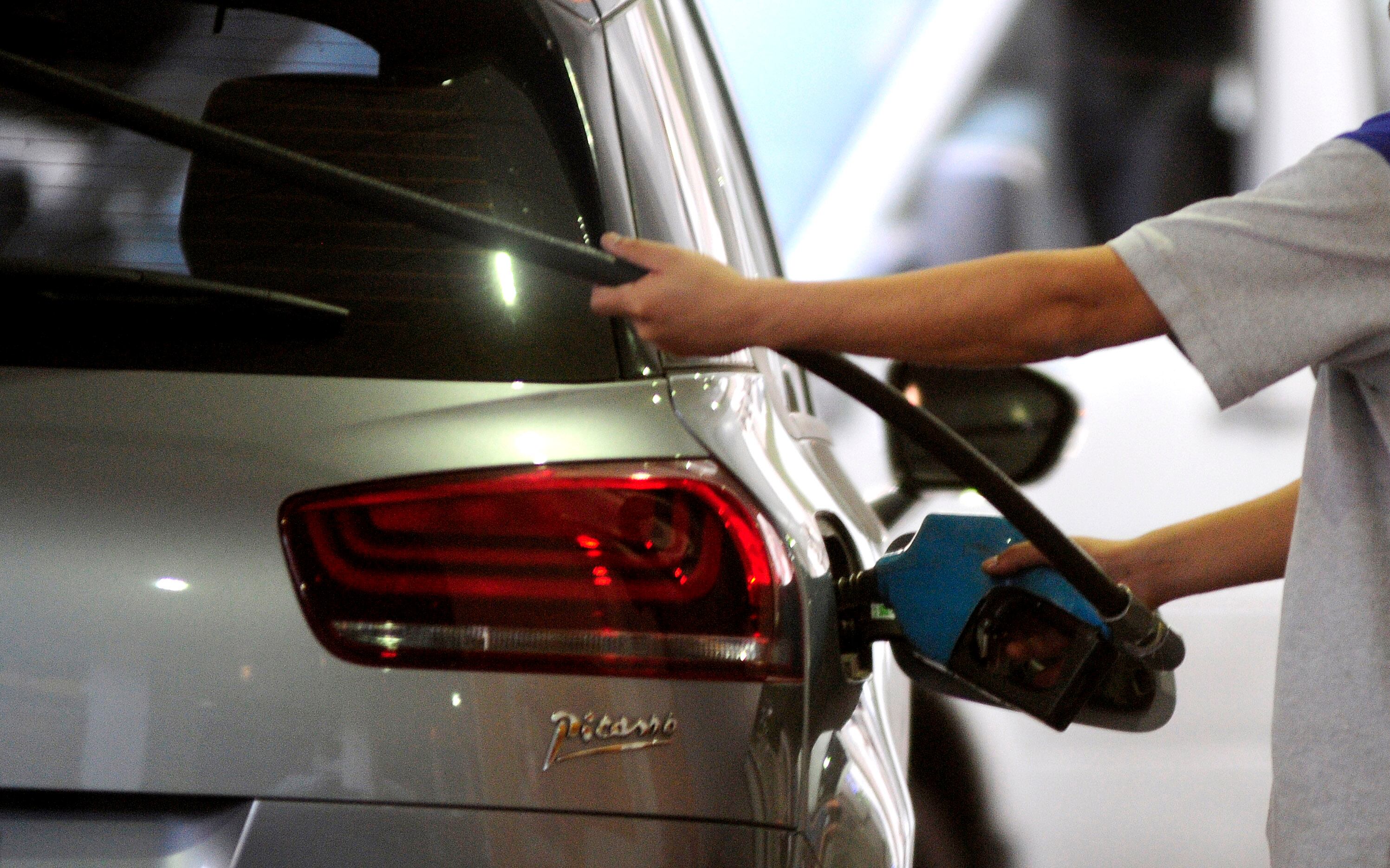 El gobierno atenúo este viernes el ajuste impositivo previsto para diciembre