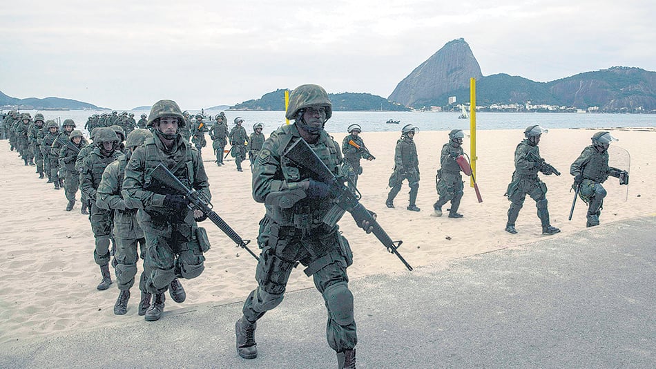 Militares brasileños participaban en un entrenamiento para los JJ.OO. de 2016 en una playa de Río de Janeiro.