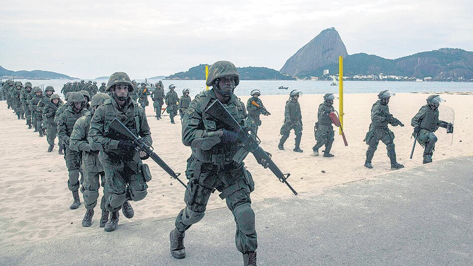 Militares brasileños participaban en un entrenamiento para los JJ.OO. de 2016 en una playa de Río de Janeiro.