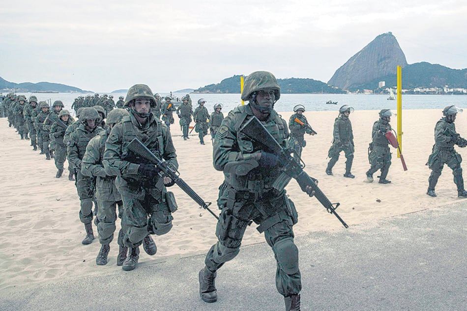 Militares brasileños participaban en un entrenamiento para los JJ.OO. de 2016 en una playa de Río de Janeiro.