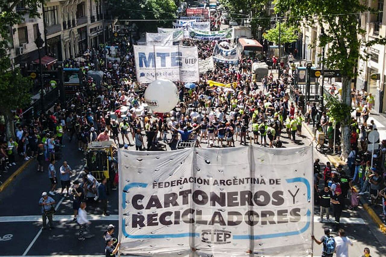 "La marcha cartonera más grande del mundo" llegó al Congreso. 