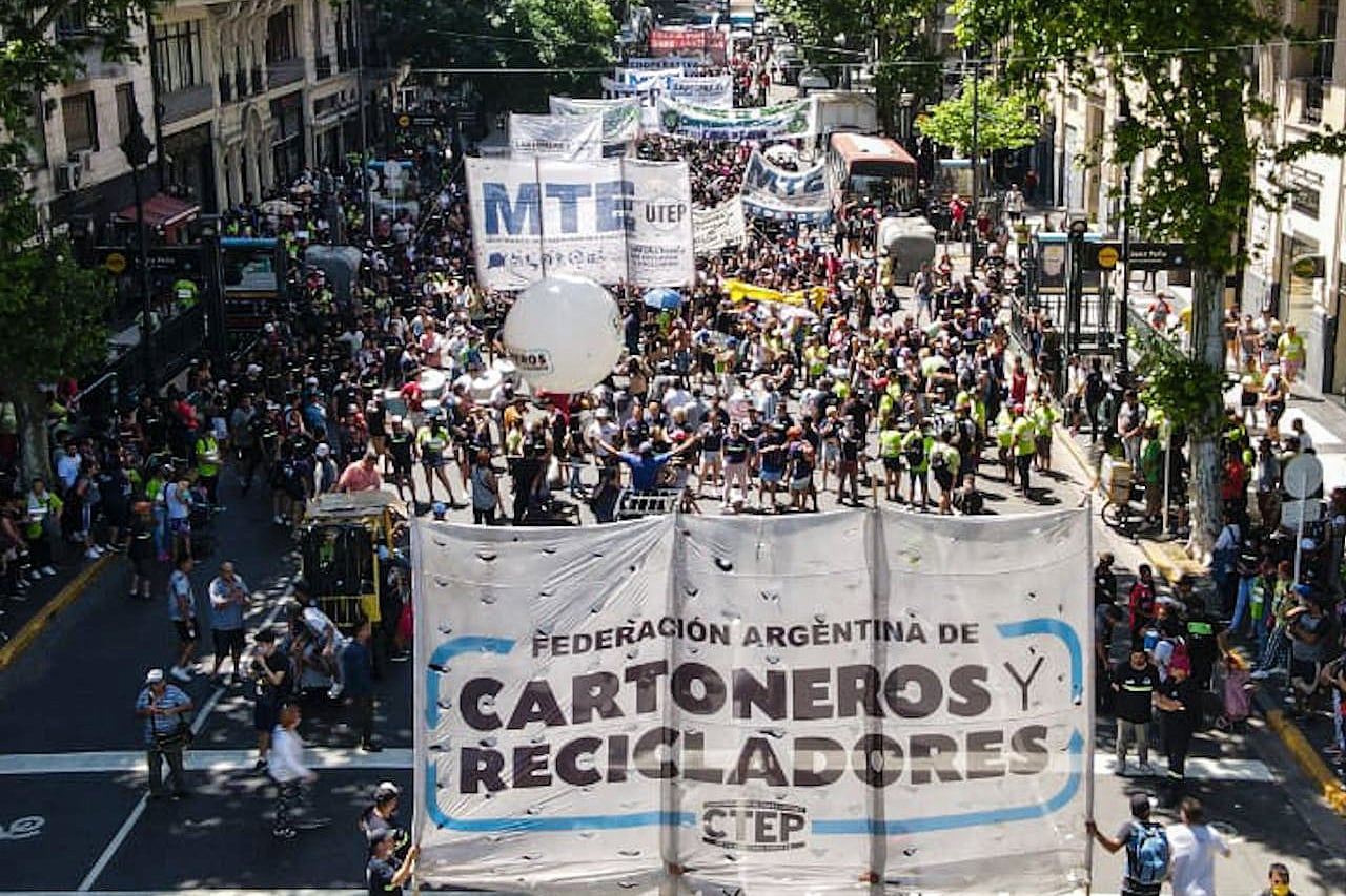 "La marcha cartonera más grande del mundo" llegó al Congreso.