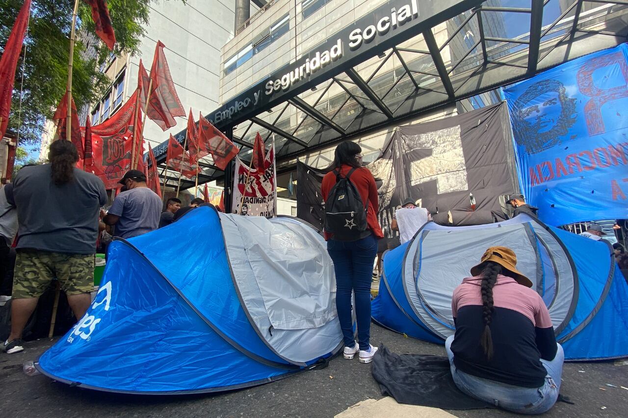 Organizaciones piqueteras reclaman con acampes el aumento del salario mínimo, vital y móvil.