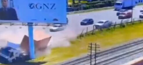 Un camión colisionó en la zona de las vías del ferrocarril. Imágen: captura de video