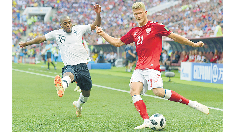 Andreas Cornelius disputa la pelota con Djibril Sidibe.
