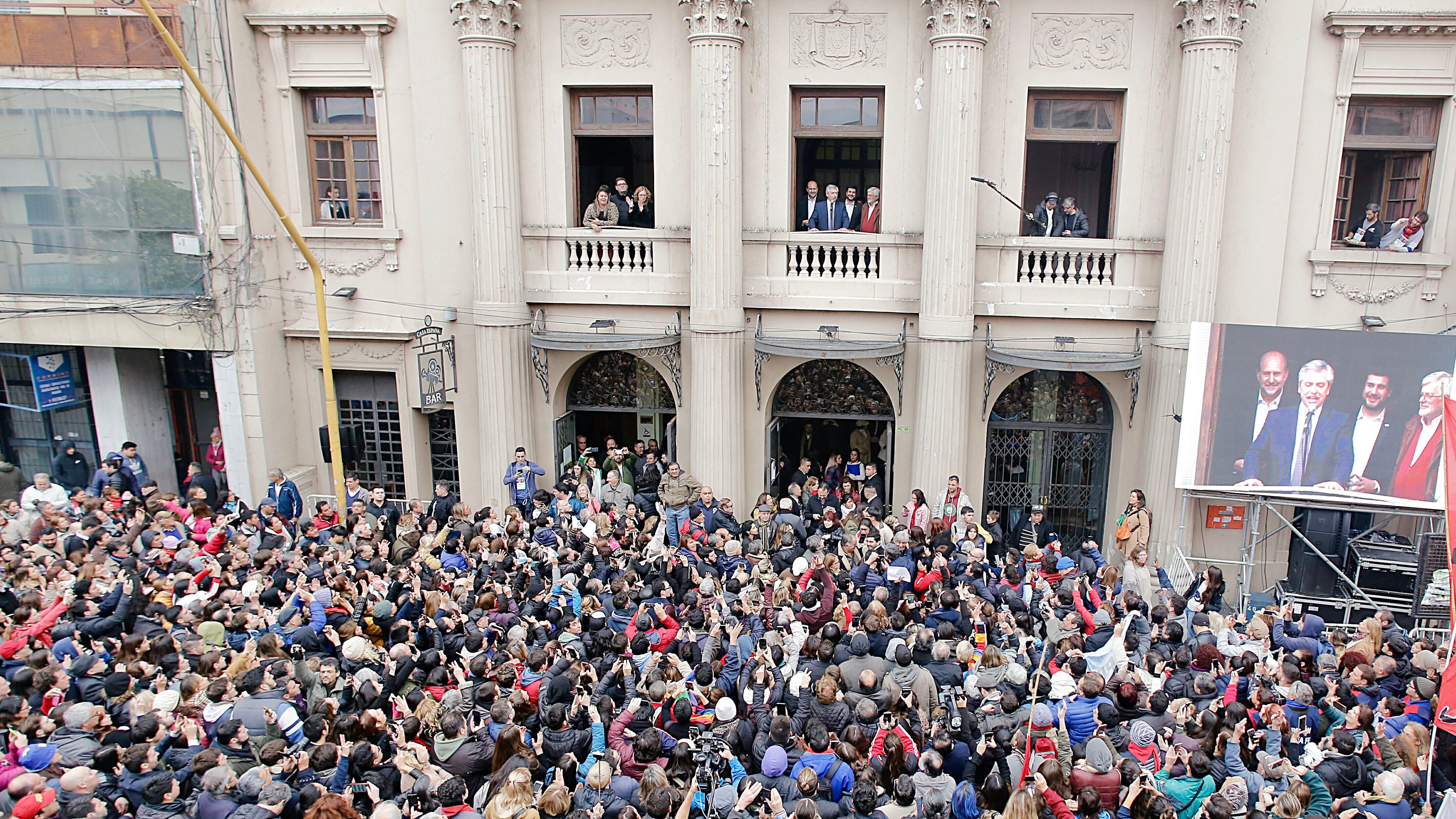 Alberto Fernández encabezó el acto popular en el complejo ATE Casa España, de Santa Fe.