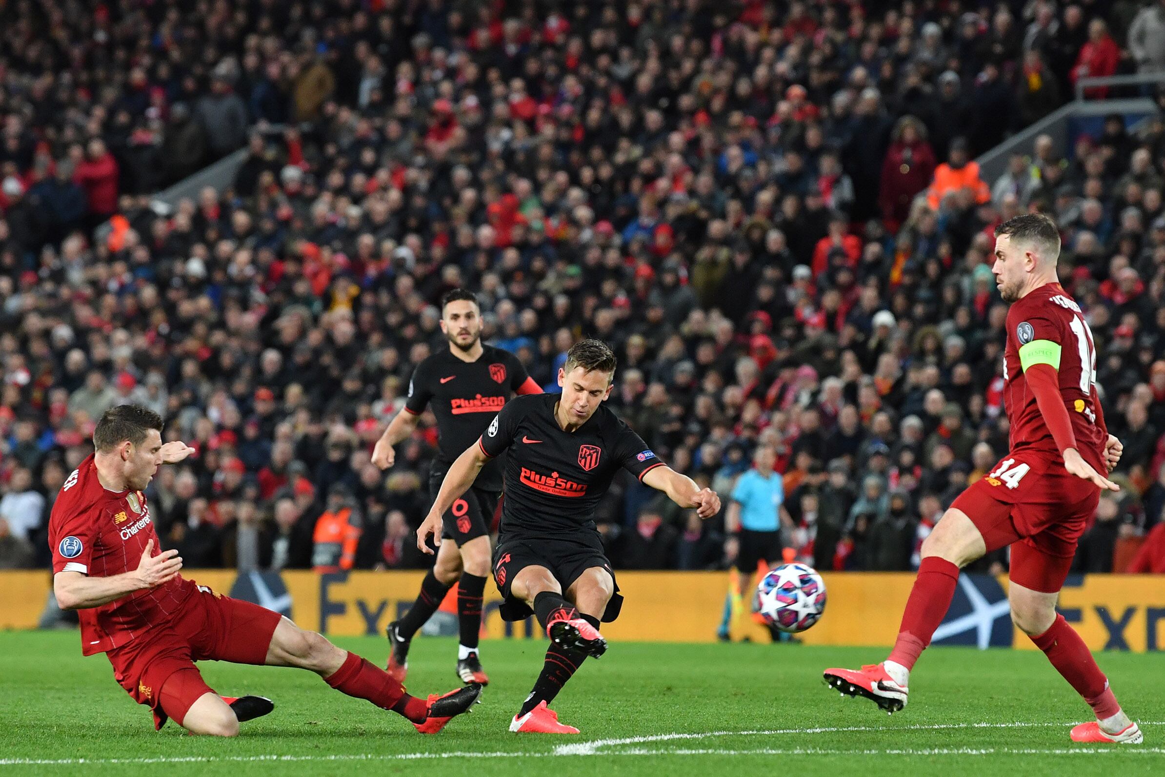 Marcos Llorente, autor de dos goles, se luce en Anfield.