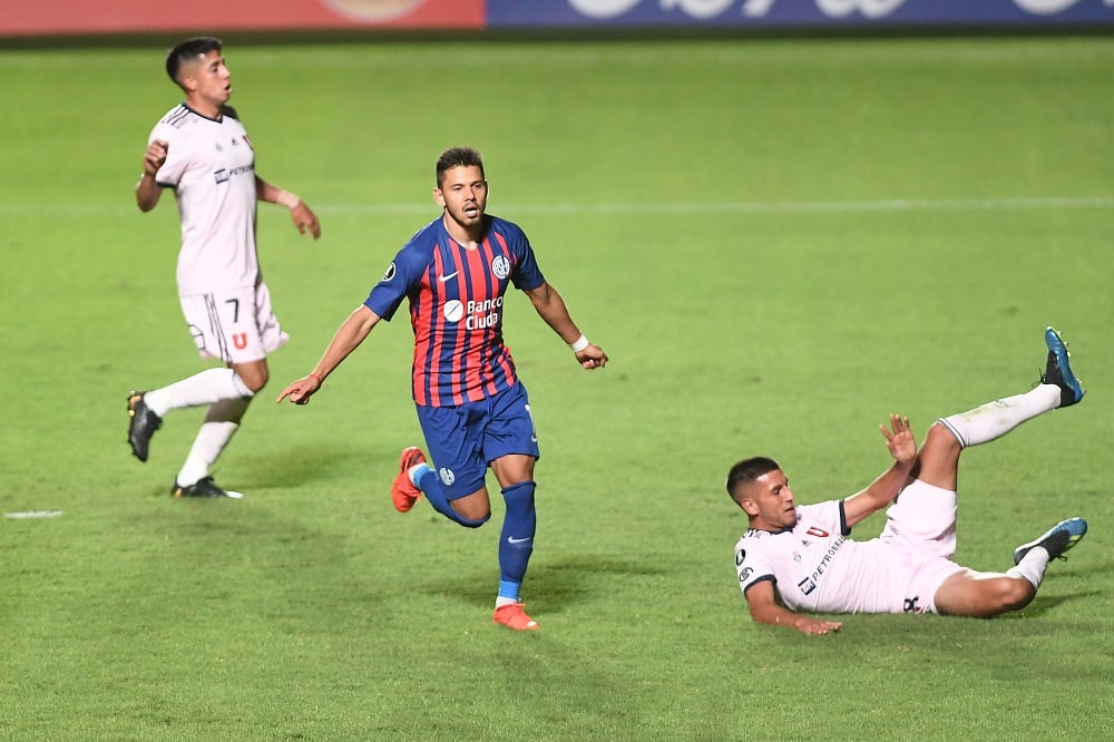 Ángel Romero festeja su gol, minutos antes de ser reemplazado y cruzarse con el DT Dabove.