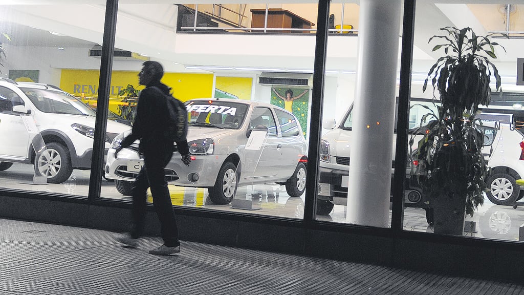 Los autos brasileños ganan espacio en las vidrieras y en las ventas, con precios promocionales.