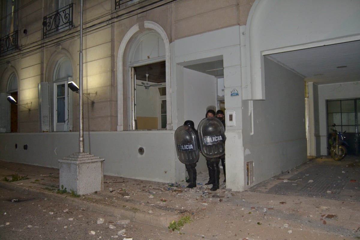 La comisaría local, apedreada el lunes por la noche durante los reclamos.