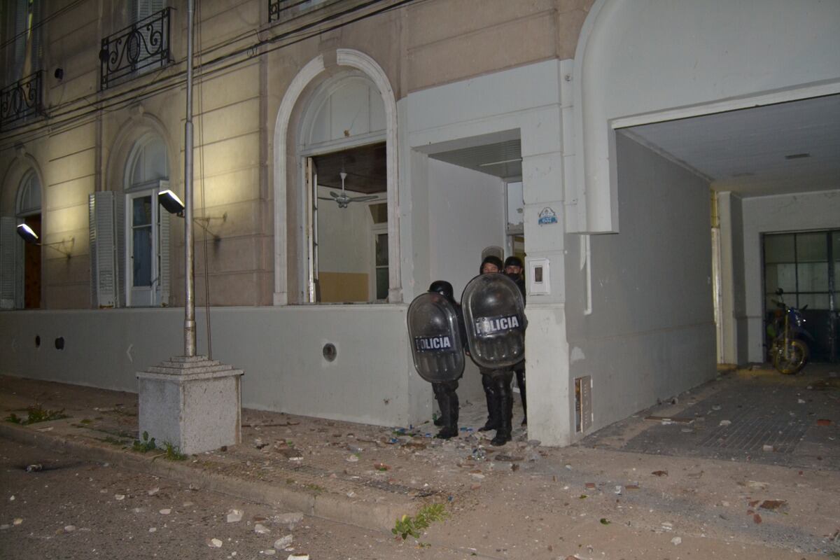 La comisaría local, apedreada el lunes por la noche durante los reclamos.