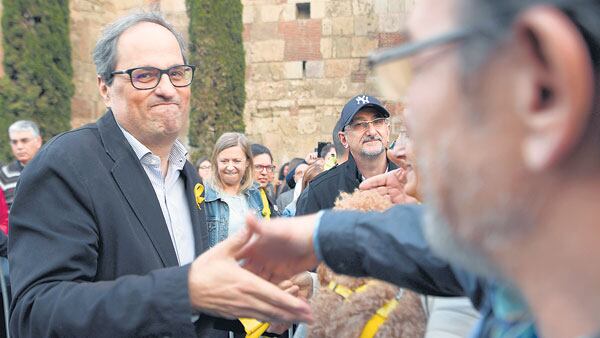 Quim Torra saluda a simpatizantes independentistas durante un acto en Barcelona la semana pasada.