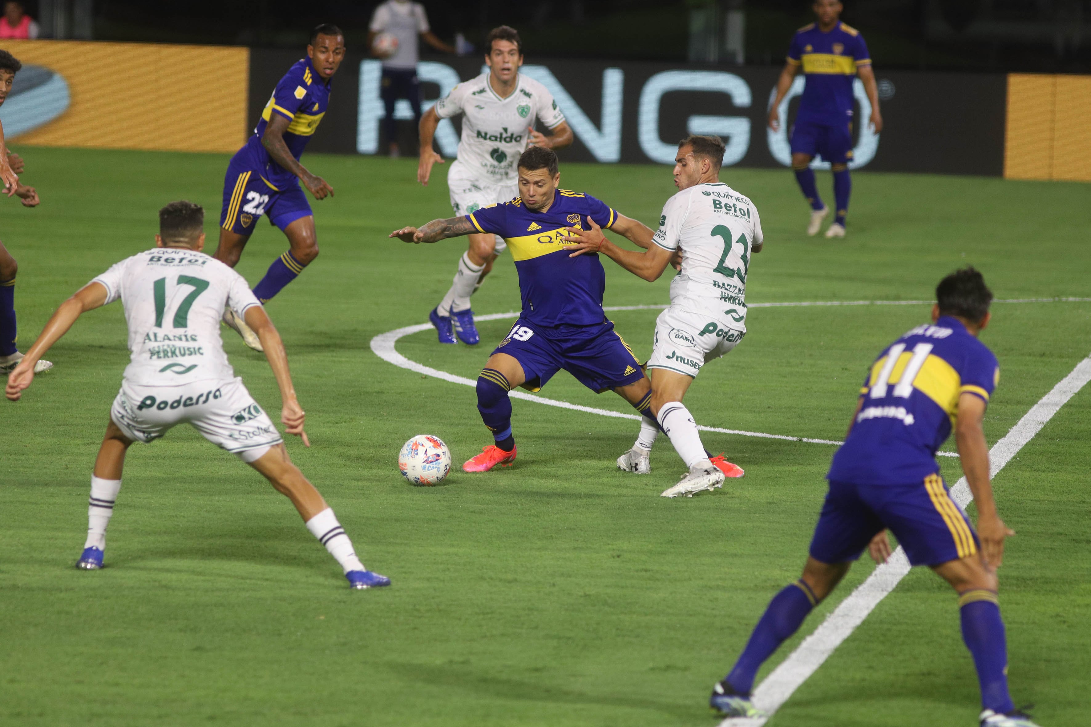 Zárate rodeado de jugadores de Sarmiento, una constante.