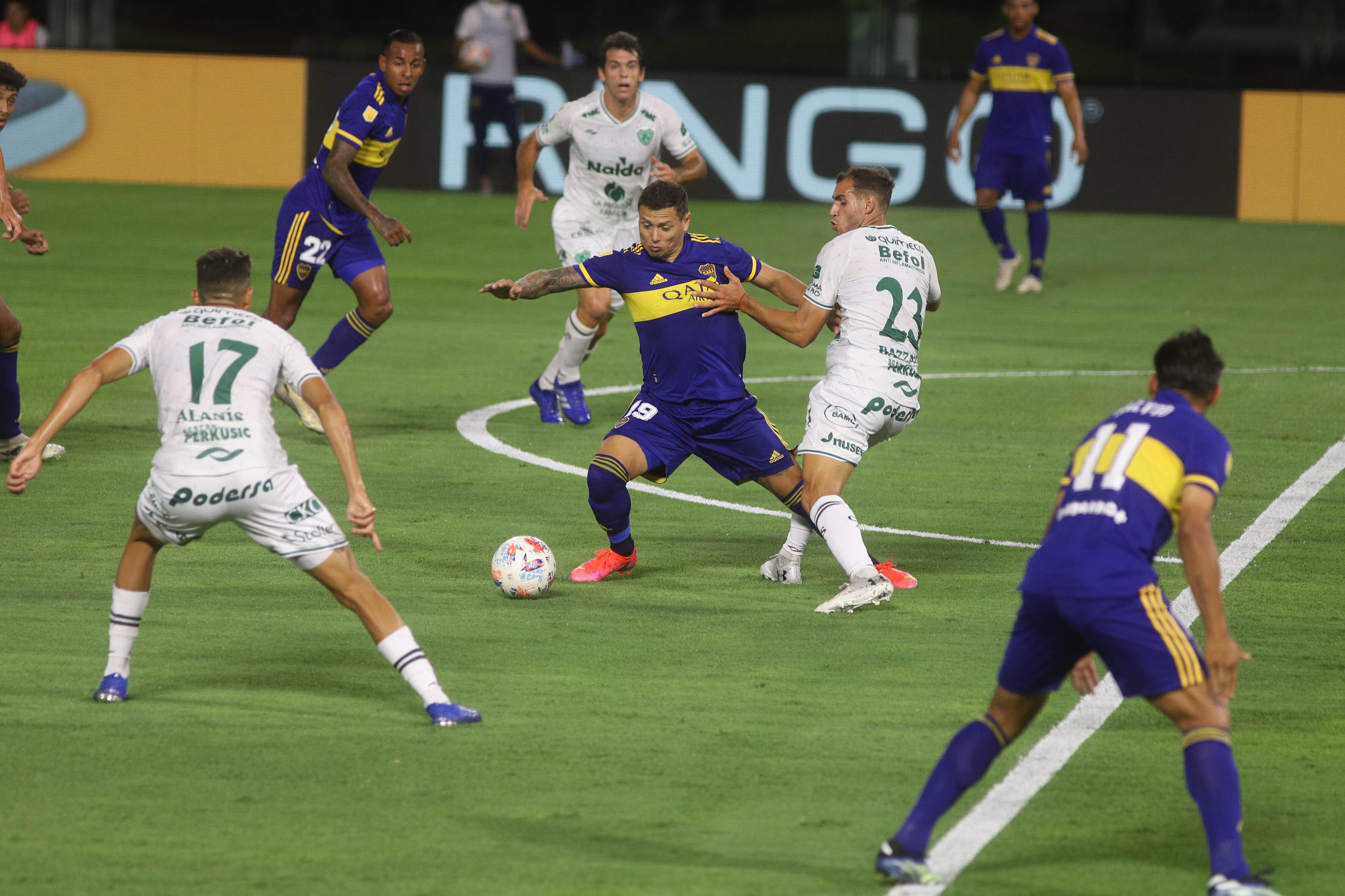Zárate rodeado de jugadores de Sarmiento, una constante.