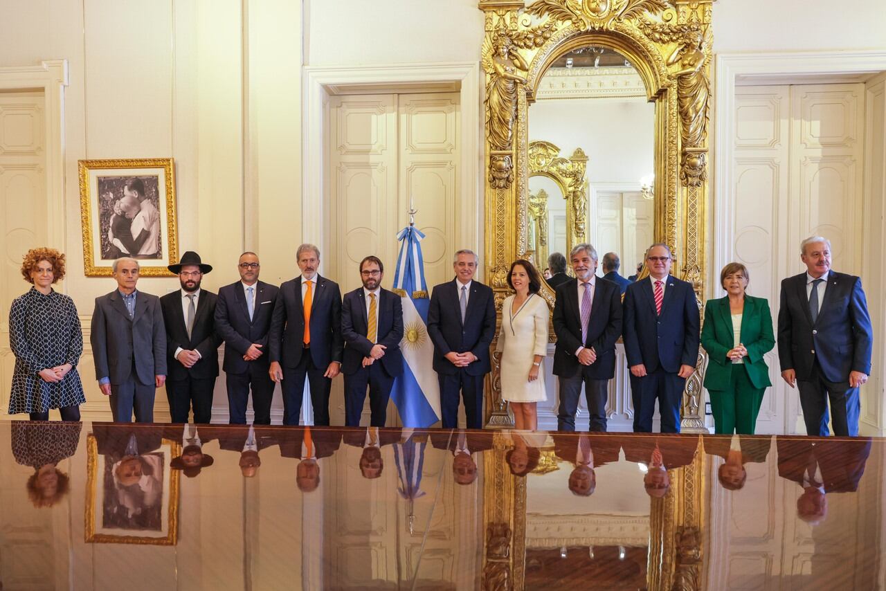 Alberto Fernández, en el acto, rodeado de funcionarios y de los embajadores de Israel y Francia y representantes de la DAIA y la AMIA. 