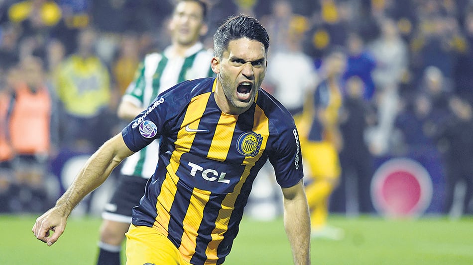 Matías Caruzzo festeja el gol de la victoria, a los 54.