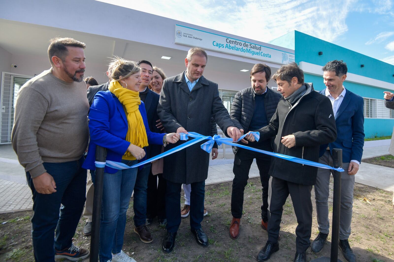 Santoro corta la cinta acompañado de Kicillof y los funcionarios provinciales y municipales.