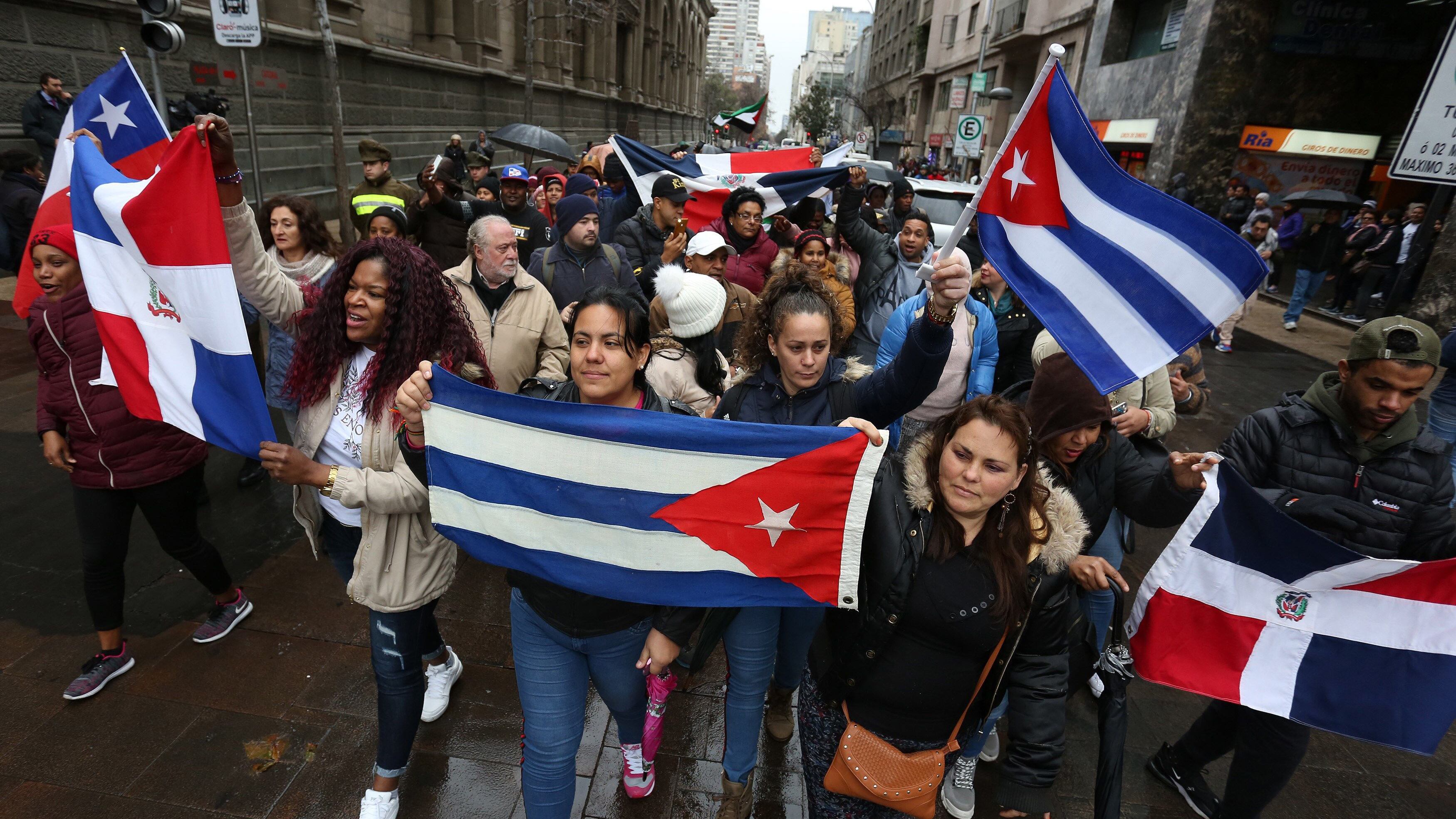 Los manifestantes se reunieron para reclamar contra las duras condiciones que deben enfrentar los migrantes.