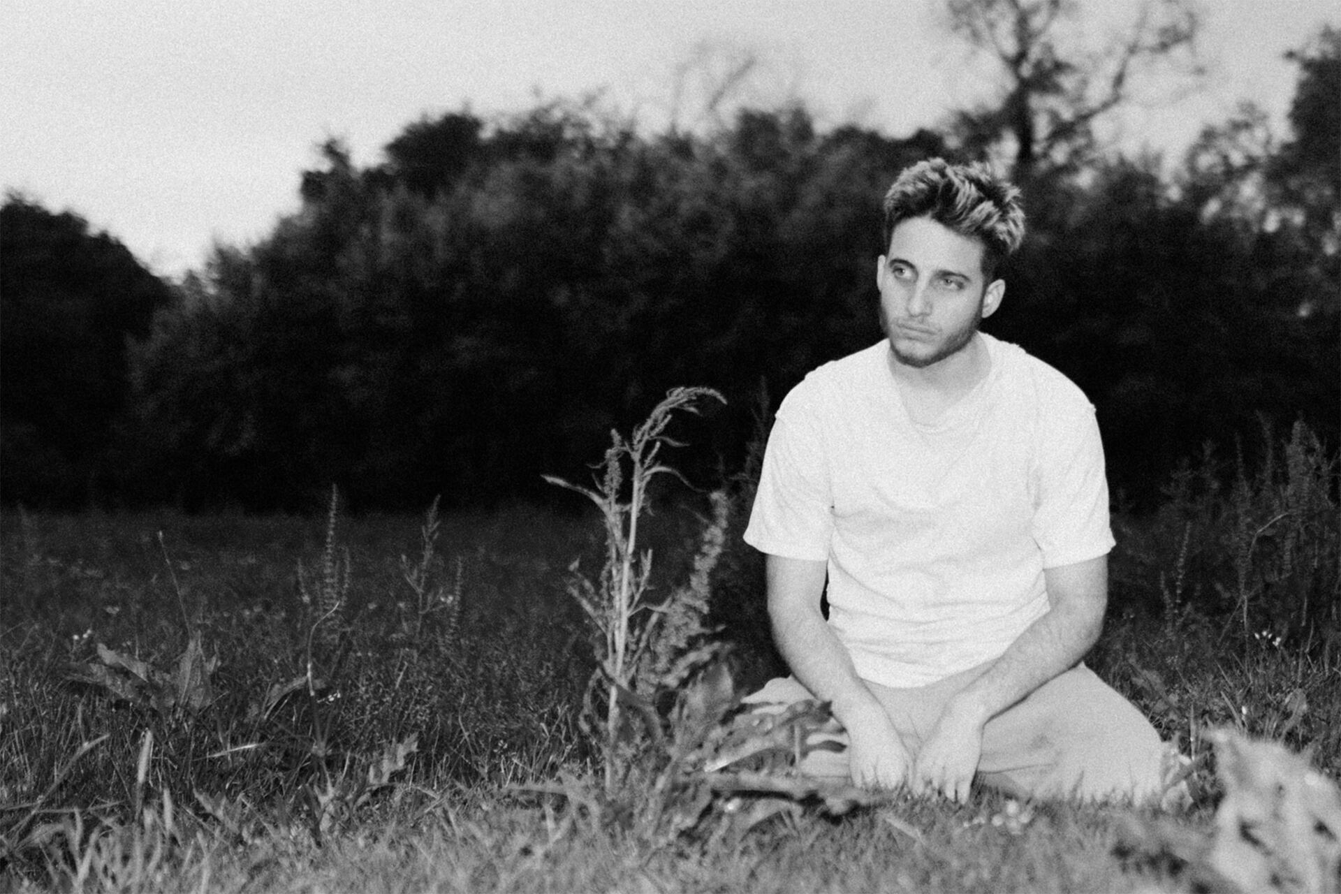 Wos cortó un video de fábula sobre los bosques mentales para su nuevo tema, Mugre, que anticipa su próximo disco.