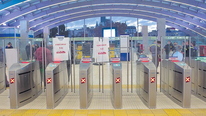 Los trabajadores del subte continúan con la apertura de molinetes.