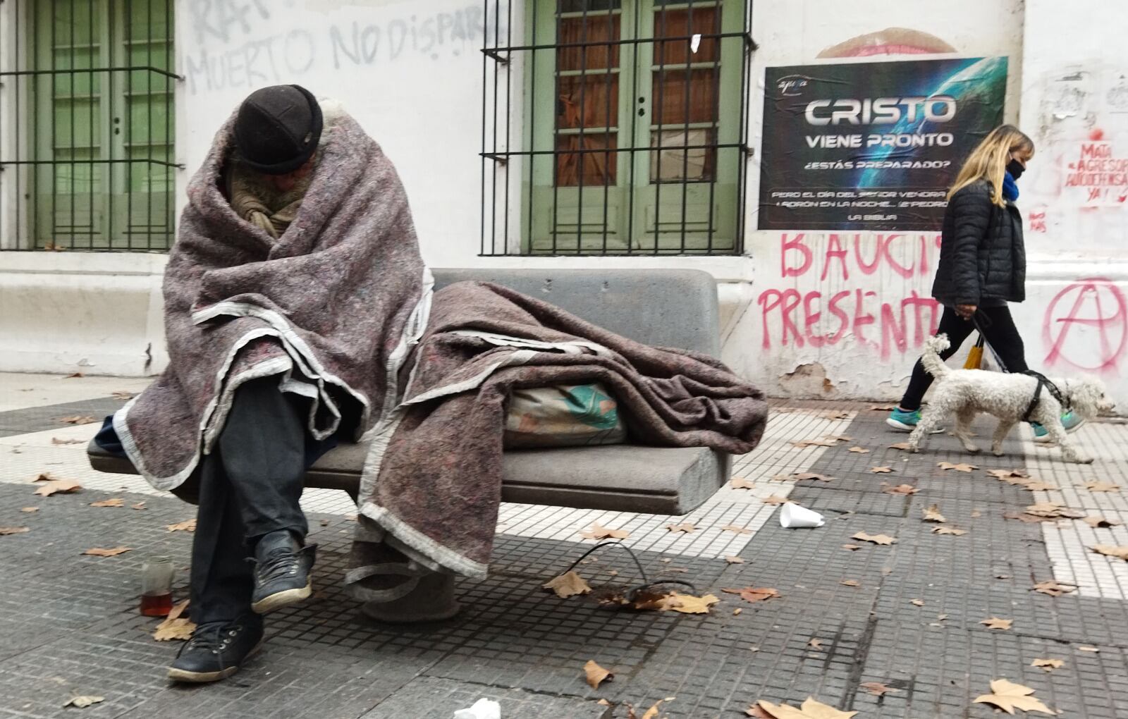 Algunos están menos incómodos en la calle que en los paradores oficiales
