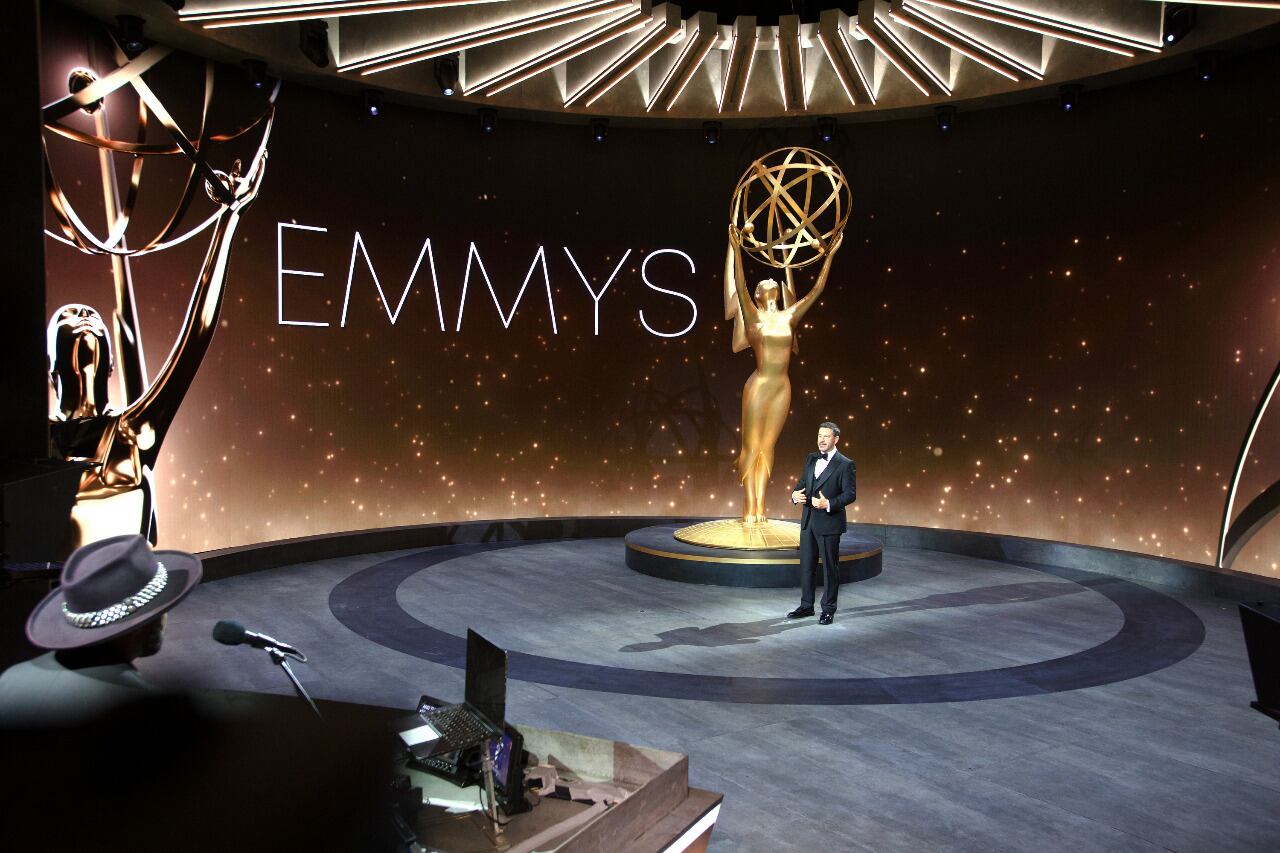 Jimmy Kimmel, un escenario en una sala vacía.