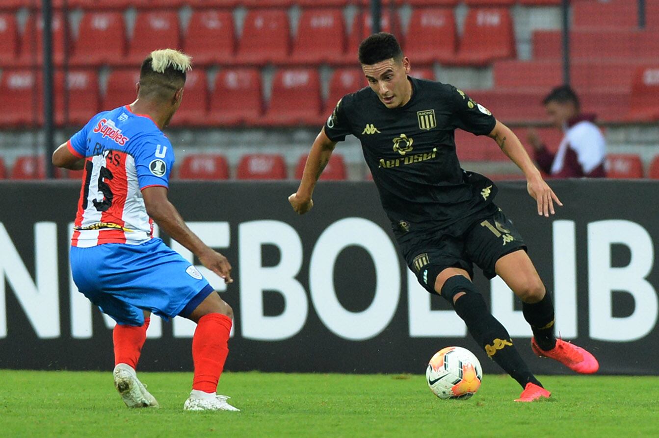 Mauricio Martínez intenta avanzar ante Christian Rivas. La Academia lo dio vuelta y ganó en Venezuela.