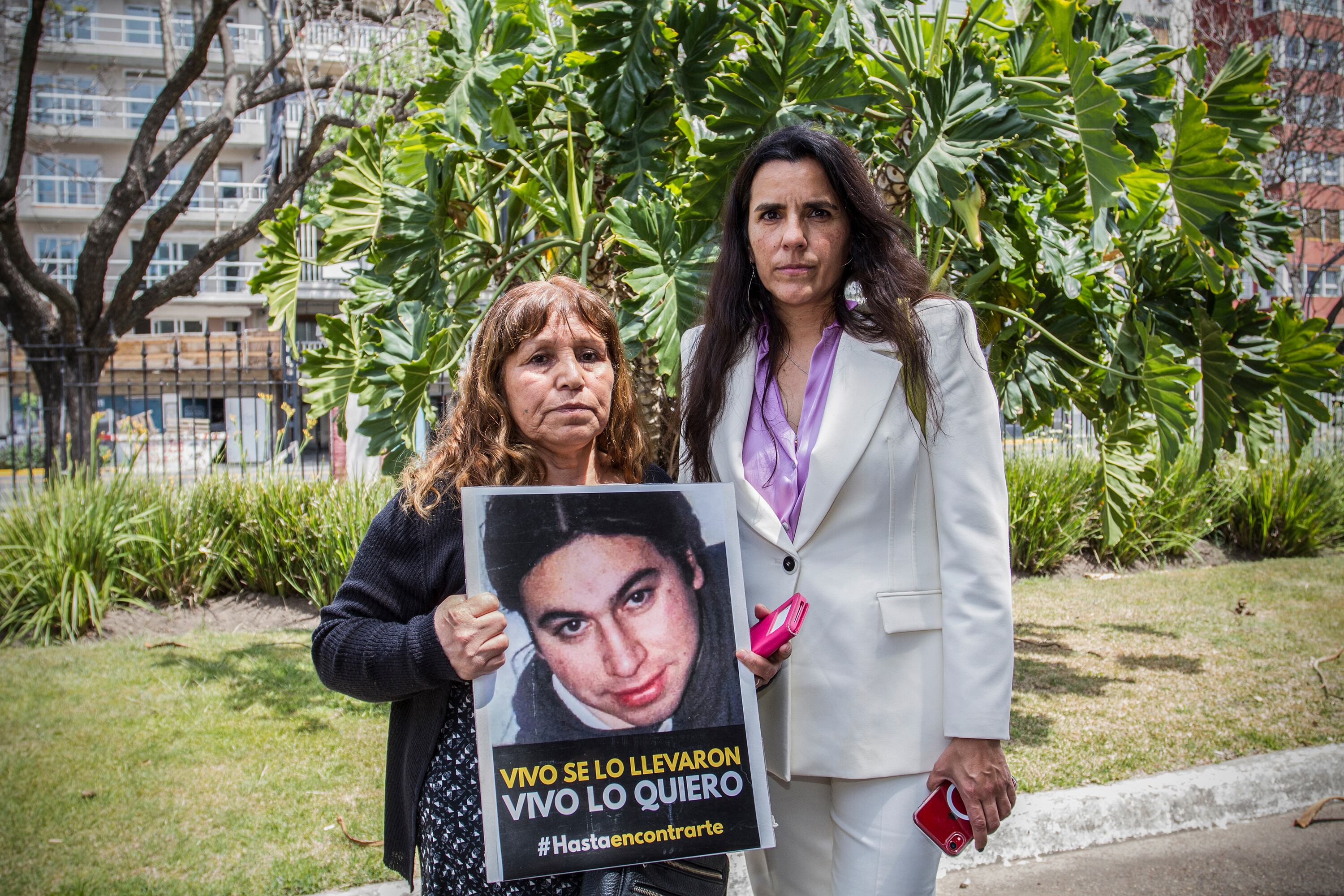 María Millacura, madre del desaparecido Iván Torres, y su abogada Alejandra Gonza.
