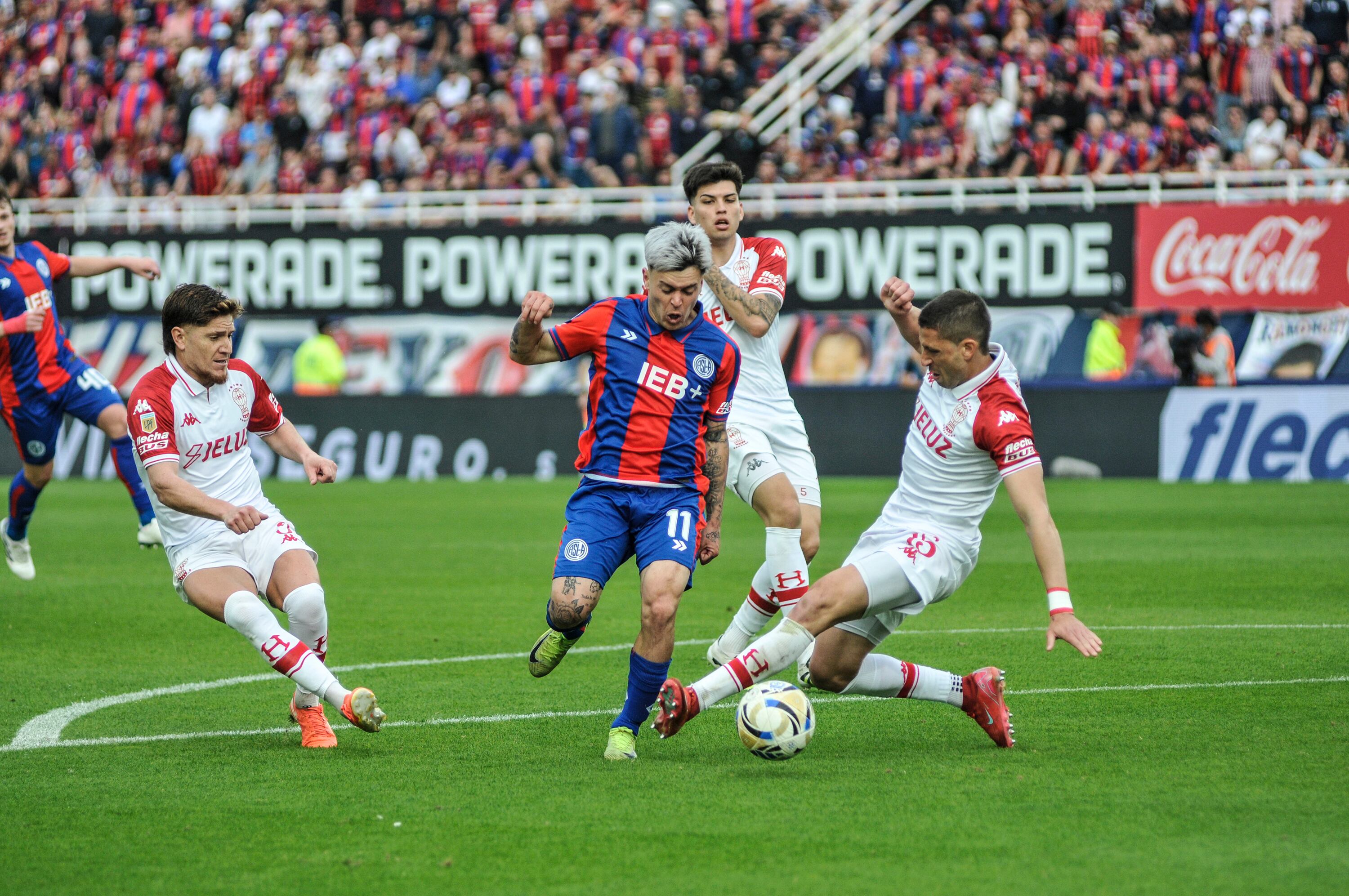 Reali busca maniobrar entre Gil y Nervo