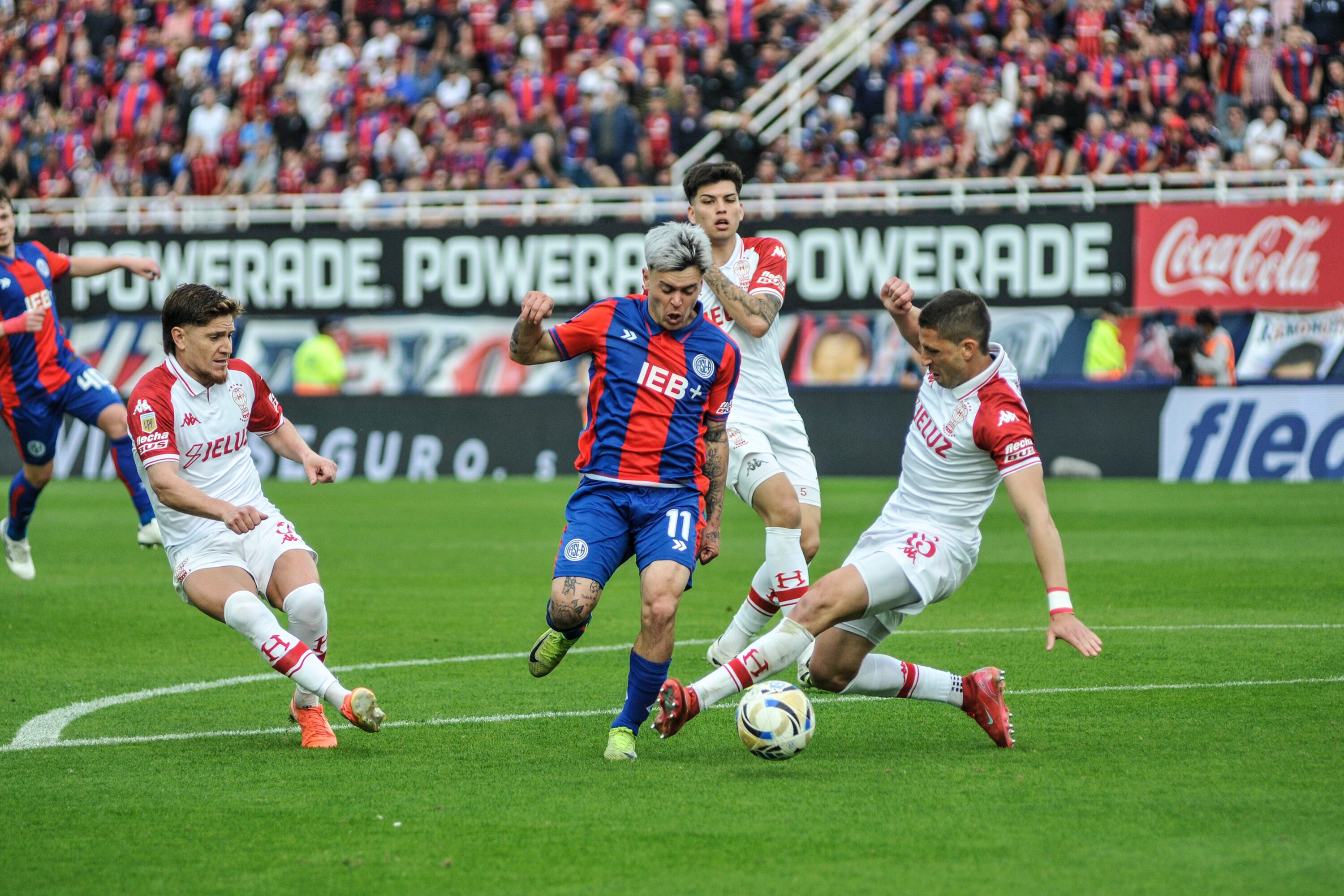 Reali busca maniobrar entre Gil y Nervo