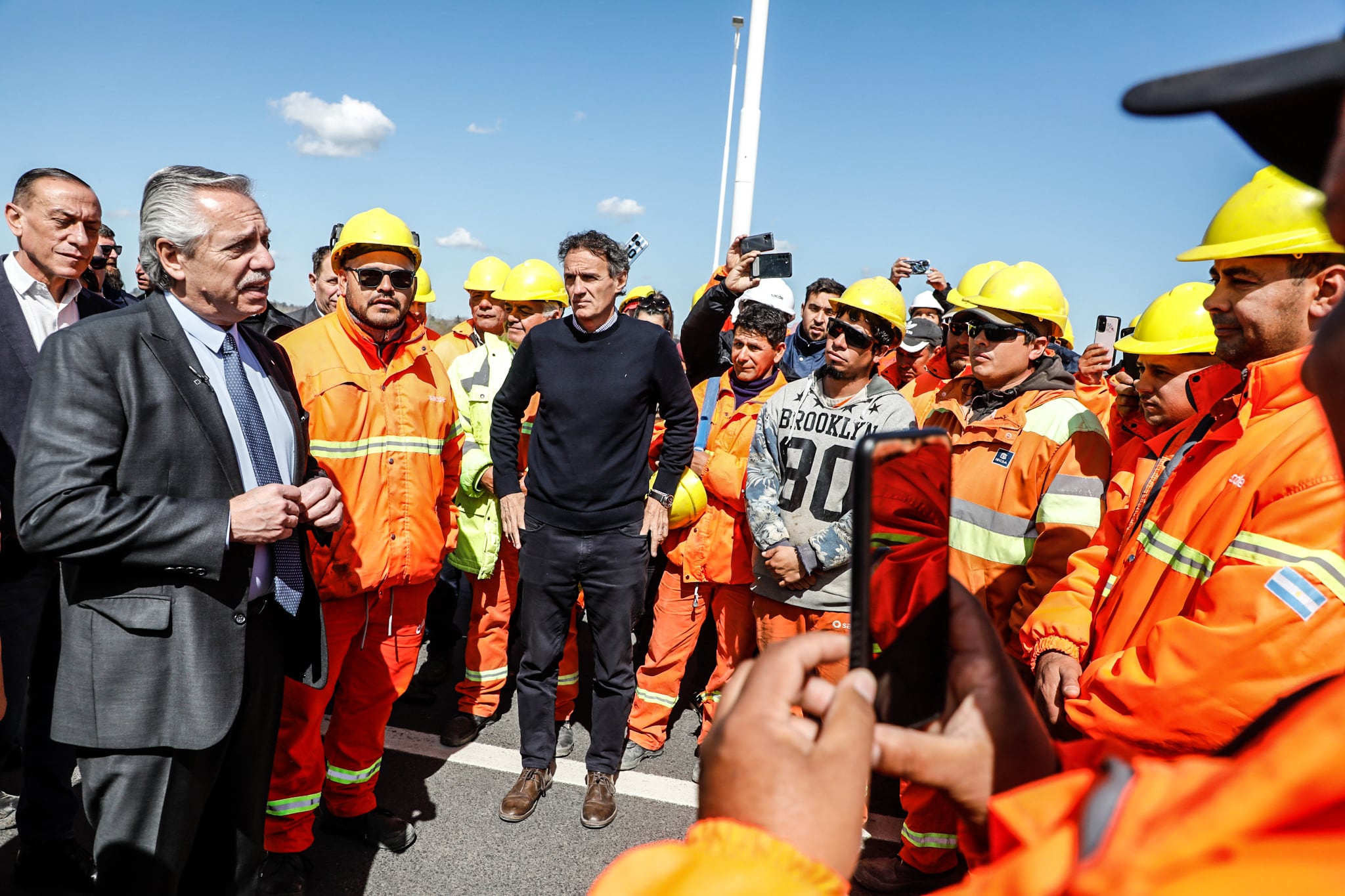 Alberto Fernández y Gabriel Katopodis conversando con trabajadores de la construcción. 