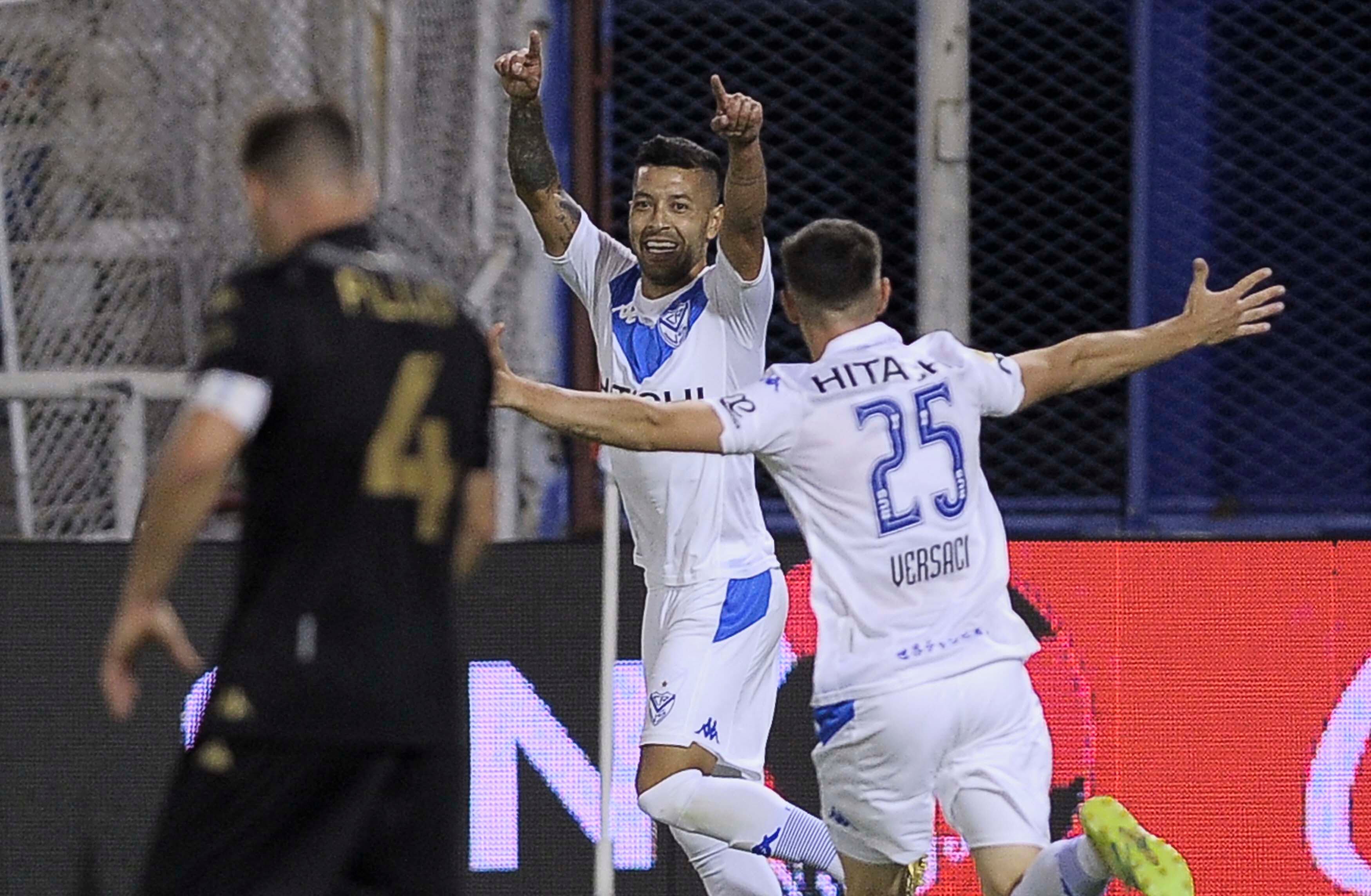 Janson festeja con Versaci el 2-1 final para Vélez.