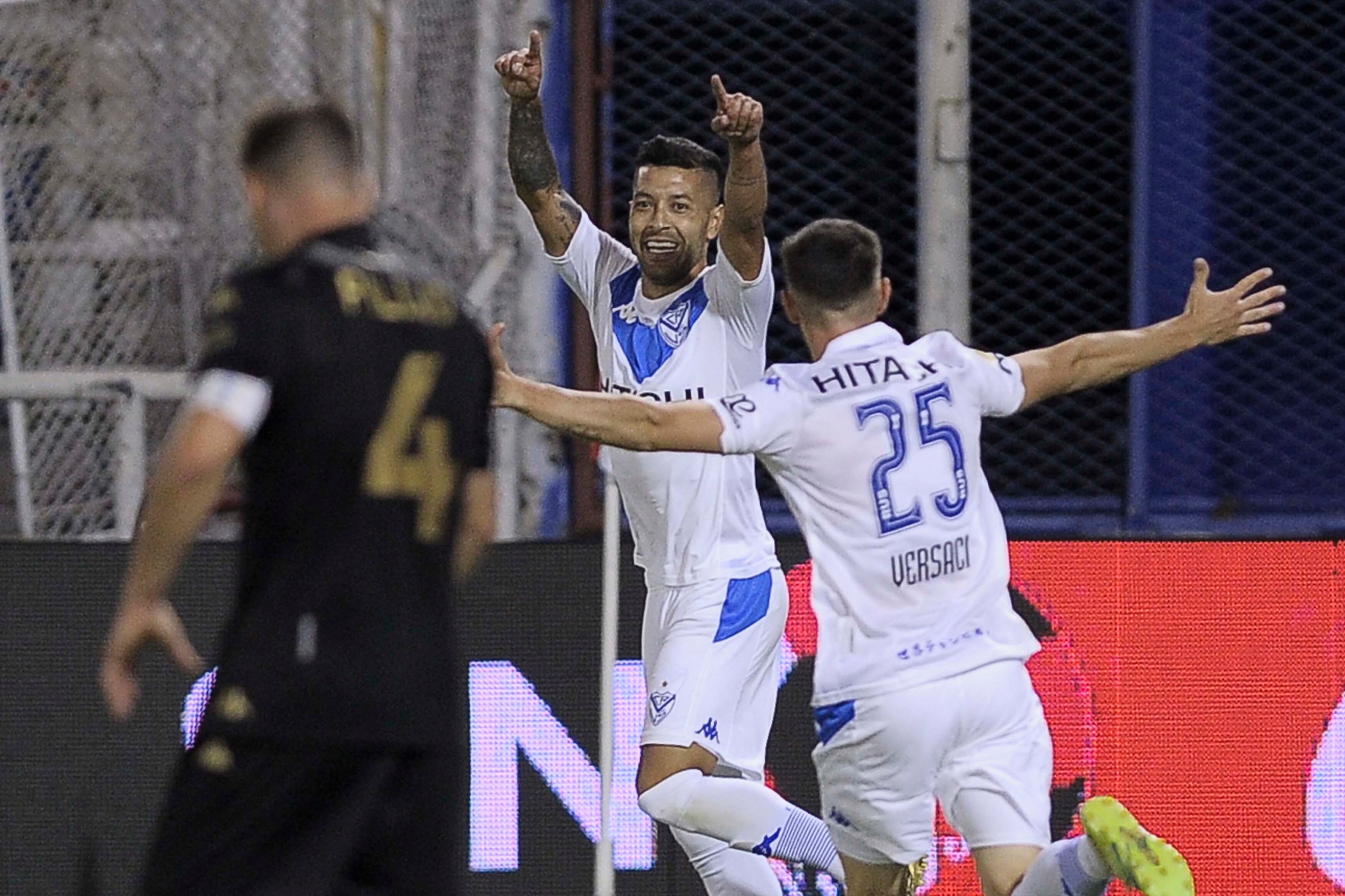 Janson festeja con Versaci el 2-1 final para Vélez.