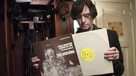 Peter Grudzien a los 65 años mostrando su disco The Unicorn. 